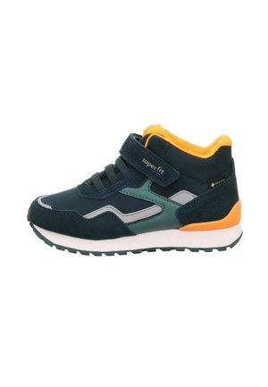 Dunkelgrüne und orange High-Top-Sneaker für Kinder mit Klettverschluss, Schnürsenkeln und weißer Sohle, ausgestattet mit Gore-Tex- und Superfit-Branding.