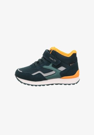 Dunkelgrüne und orange High-Top-Sneaker für Kinder mit Klettverschluss, Schnürsenkeln und weißer Sohle, ausgestattet mit Gore-Tex- und Superfit-Branding.