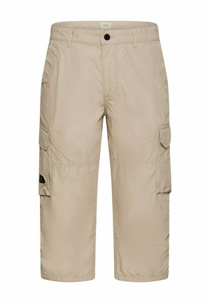 Shorts cargo beige avec bouton à l'avant, passants de ceinture, poches latérales à rabat et longueur au niveau des genoux.