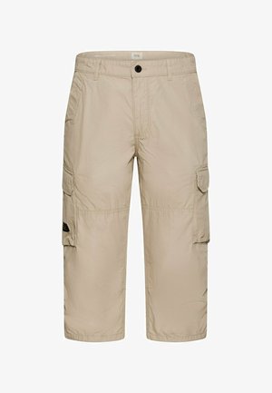 Shorts cargo beige avec bouton à l'avant, passants de ceinture, poches latérales à rabat et longueur au niveau des genoux.