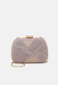 Clutch metallico con una trama intrecciata in rosa e oro, pieghe intricate e una chiusura con gemma. Presenta una tracolla in catena dorata per l'uso a spalla.