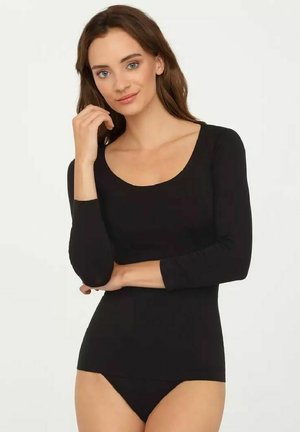 Czarna bluzka z długim rękawem o okrągłym dekolcie, dopasowany krój i gładka faktura, połączona z pasującymi czarnymi majtkami.