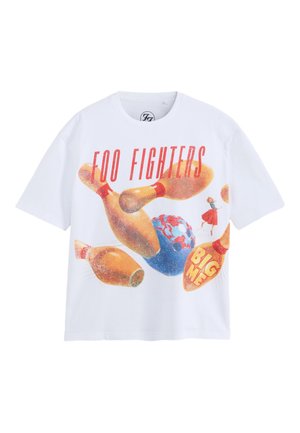 Maglietta bianca con testo rosso "Foo Fighters", birilli da bowling, una palla da bowling blu e rossa e una piccola donna che balla con una gonna rossa.
