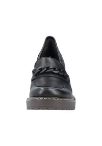 Chaussures noires en cuir à enfiler avec un accent de chaîne décoratif, un bout arrondi et une semelle texturée solide. La tige présente des détails de couture subtils.