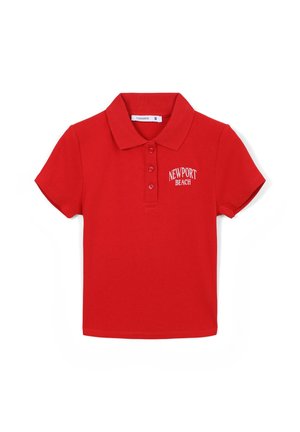 Polo rosso in tessuto misto cotone, con colletto, maniche corte, tre bottoni e "NEWPORT BEACH" ricamato in bianco.
