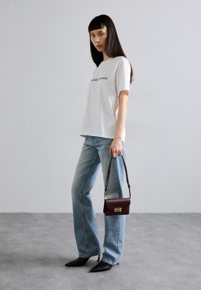 Victoria Beckham BBUCKLE NANO - Sac bandoulière - burgundy