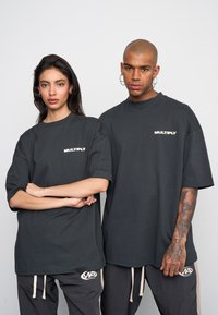 Multiply Apparel FONT  - T-shirts print - black soda