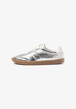 Silberne metallische Sneaker mit glatter Textur, weißen Schnürsenkeln und Gummi-Sohle. Verfügt über Seitenstreifen und ein Logo auf der Ferse.