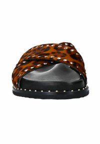 Bruine sandaal met luipaardprint en kruisbanden, met zilveren studs langs de randen en een zwarte zool voor contrast.
