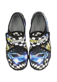 Schwarze und blaue Schuhe mit einem Auto-Design, kariertem Muster und gelben Akzenten; mit einem verstellbaren Riemen gesichert. Aus weichem Stoffmaterial.