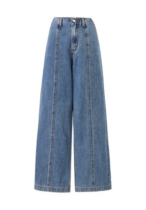 Jean large en denim bleu moyen, offrant une taille haute, une coupe droite, des coutures latérales marquées et une finition d'ourlet brut.