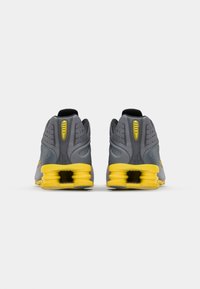 Nike Sportswear SHOX R4 SE UNISEX - Joggesko - vast grey/bright citron/light graphite/smoke grey/white/black