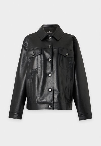 Veste noire en similicuir avec col, fermeture à boutons devant, poches poitrine à rabat et manches longues, présentée sur un fond uni.