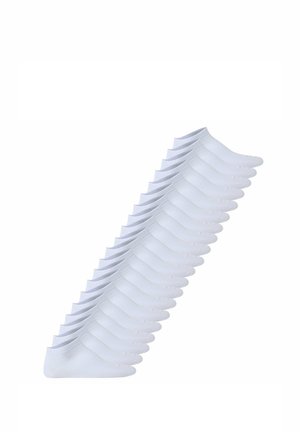 Stapel von sechzehn Paaren schlichter weißer Knöchelsocken, diagonal auf einem weißen Hintergrund angeordnet.