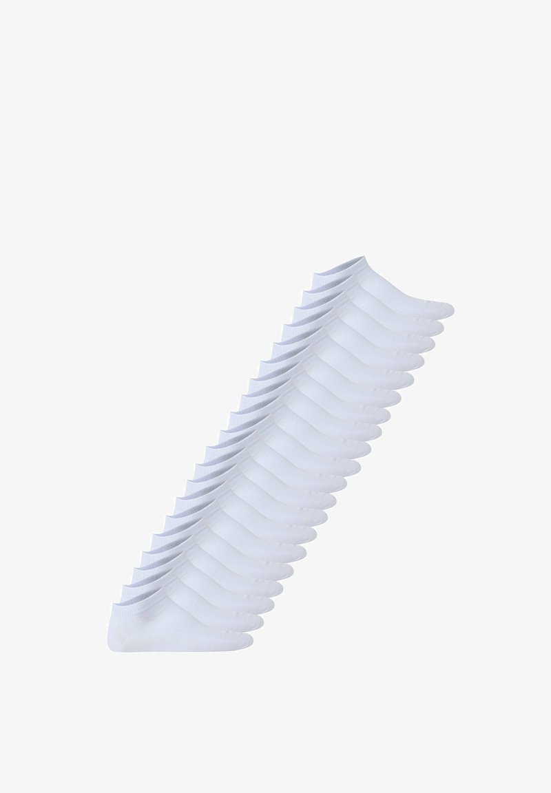 Pile de seize paires de chaussettes blanches basses unies, disposées en diagonale sur un fond blanc.