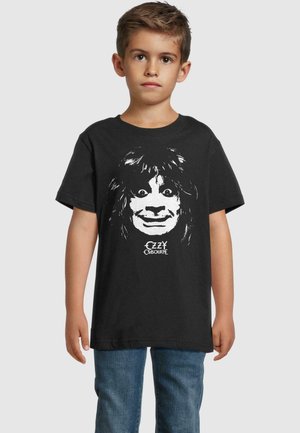 Must musta T-särk, millel on kujutis pikakarvalisest näost ja laiematest silmadest. Allpool pilti on valge tekst "EZZY OSBOURNE".