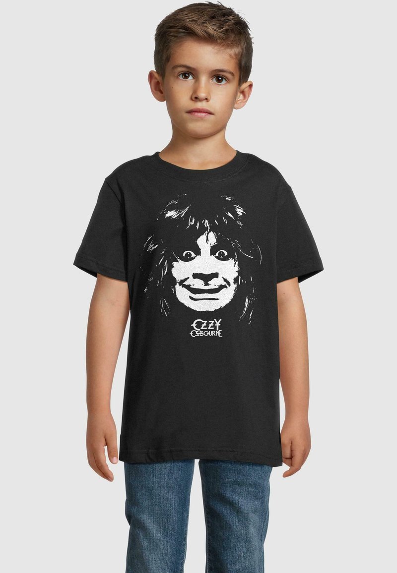 Must musta T-särk, millel on kujutis pikakarvalisest näost ja laiematest silmadest. Allpool pilti on valge tekst "EZZY OSBOURNE".
