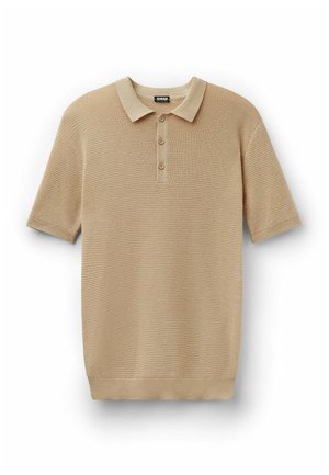 Beige strikket polo-shirt med korte ærmer, tre knapper og et tekstureret horisontalt mønster.