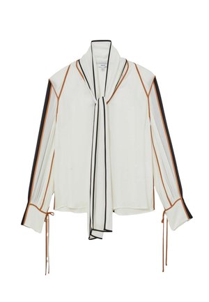 Valkoinen pusero, jossa on solmittava kaulus ja musta-oranssiraitaiset yksityiskohdat hihoissa ja kaula-aukossa, valmistettu sileästä kankaasta.