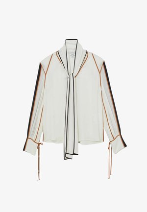 Weiße Bluse mit gebundenem Kragen, versehen mit schwarz-orangenen Streifen entlang der Ärmel und des Halsausschnitts, gefertigt aus glattem Stoff.