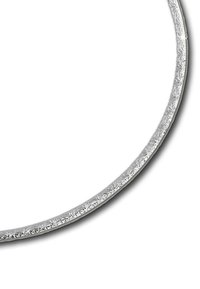 Boucle d'oreille en argent avec une surface texturée et facettée, et un bord poli, présentant des motifs géométriques complexes le long du bandeau.