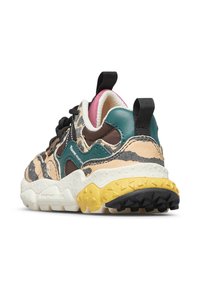 Sneaker multicolori con un motivo testurizzato beige e marrone, accenti in teal, una suola intermedia bianca e una suola esterna in gomma nera con dettagli gialli.