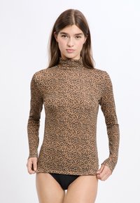 Maglietta a maniche lunghe con colletto alto di colore marrone, con motivo a leopardato nero, realizzata in tessuto morbido, design aderente, dotata di fori per il pollice.