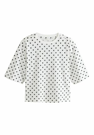 Baltas trumpomis rankovėmis marškinėlis su juodais taškeliais, apvalia iškirpte ir laisvu, kampuotu siluetu.