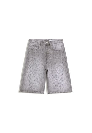 Szürke farmer rövidnadrág perforált pöttyös mintával, elülső zsebekkel és gombos záródással, fehér háttéren.