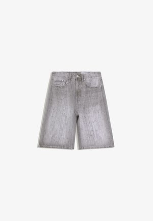 Szürke farmer rövidnadrág perforált pöttyös mintával, elülső zsebekkel és gombos záródással, fehér háttéren.