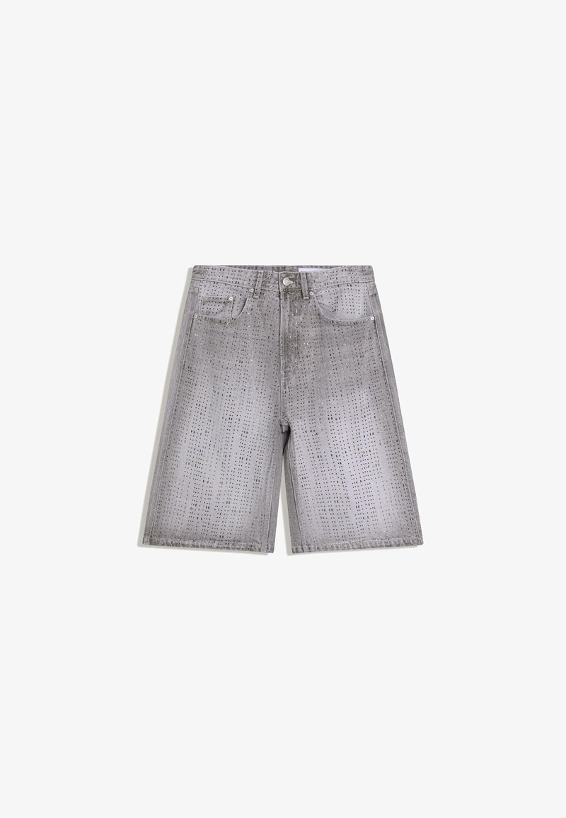 Short en denim gris avec motif à pois perforés, poches avant et fermeture par bouton, présenté sur fond blanc.