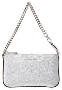 Pochette en cuir métallisé argenté texturé avec une courte chaîne argentée en bandoulière et le logo « MICHAEL KORS » sur le devant, fermeture éclair sur le dessus.