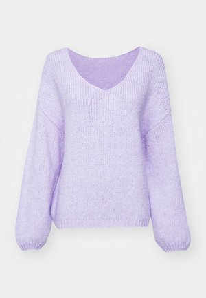 Maglione lavorato a maglia lilla con scollatura a V, spalle abbassate e maniche lunghe. Il materiale è morbido, testurizzato e leggermente oversize.