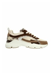 Bruin en beige sneaker met een combinatie van suede en gaasmaterialen, voorzien van accenten in luipaardprint, een gevoerde kraag en een chunky witte zool.
