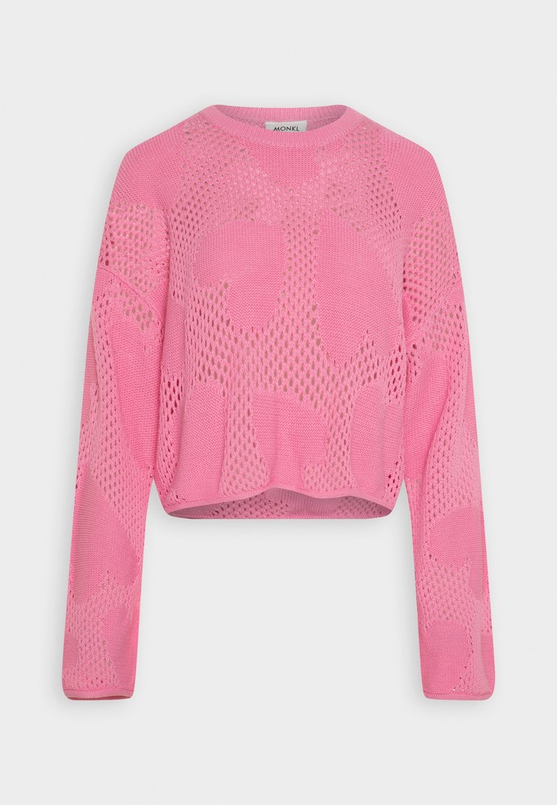 Pull en maille rose à manches longues avec un motif en résille et un design floral abstrait, coupe courte et col rond.