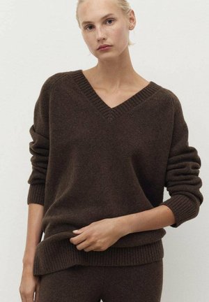 Brauner, gestrickter Pullover mit V-Ausschnitt und Rippbündchen. Hat eine lockere Passform und eine strukturierte Stoffqualität.