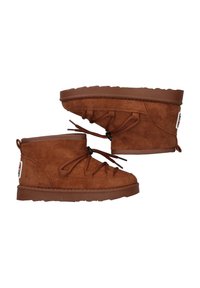 Bruine suede enkellaarsjes met een ronde neus, elastische veters en een gestructureerde rubberen zool. Kenmerkt zich door een logotag op de hiel.