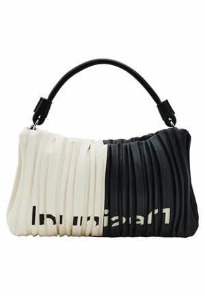 Sac à main plissé noir et blanc avec une poignée noire incurvée et un texte imprimé partiellement visible à l'avant.