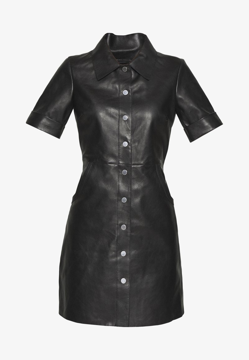 Robe courte en cuir noir à manches courtes, col pointu, boutons-pression à l’avant, taille cintrée et poches latérales.
