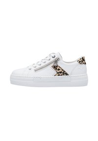 Sneaker en cuir blanc avec un accent en imprimé léopard texturé beige et noir, design à lacets et fermeture zippée sur le côté. Semelle plate en caoutchouc.