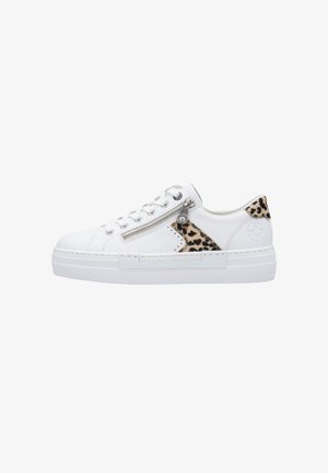 Hvide lædersneakers med struktureret beige og sort leopardprint-accents, snørebåndsdesign og en sidezipper til lukning. Flad gummisål.
