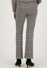 Geruite broeken in grijs met zwarte en oranje accenten. Tailored fit met een flared leg, gemaakt van een zachte stof. Geschikt voor formele gelegenheden.