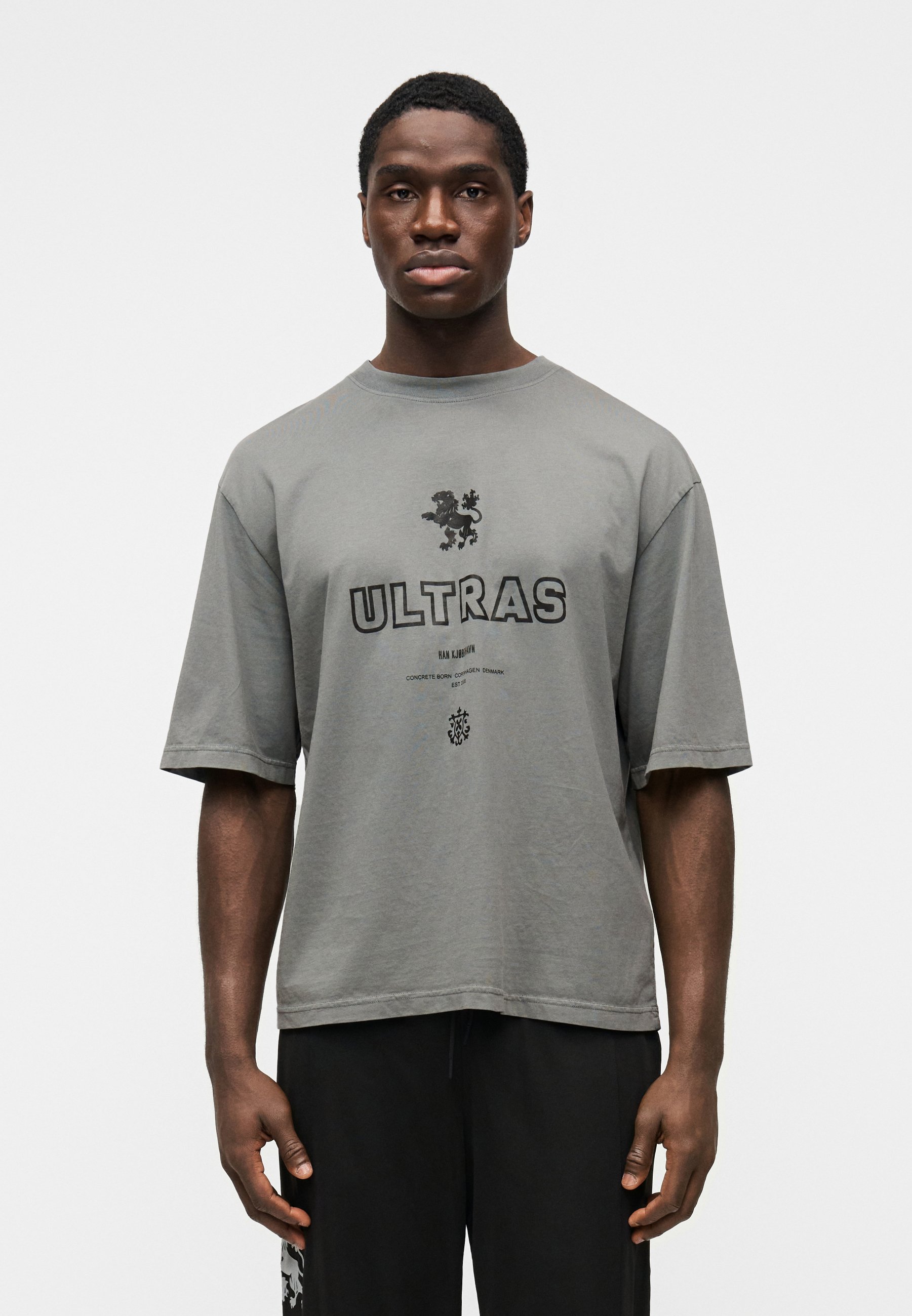 Han Kjøbenhavn ULTRAS OVERSIZED TEE - Print T-shirt - smoke grey