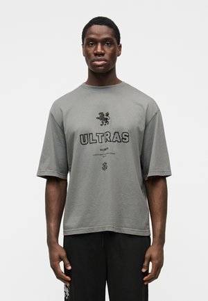 ULTRAS OVERSIZED TEE - T-shirts print - smoke grey