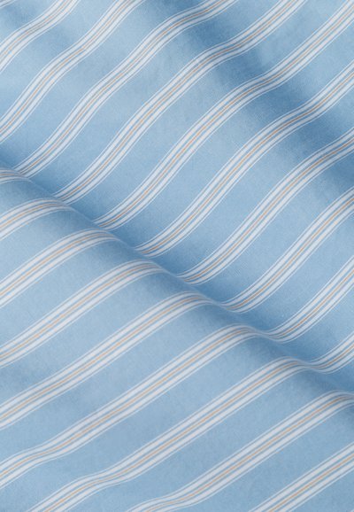 Lichtblauwe stof met subtiele, golvende strepen in wit en lichtgeel. Gladde textuur met een zachte glans. Ideaal voor diverse textieltoepassingen.