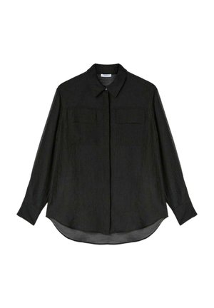 Camisa negra de manga larga con cuello clásico, dos bolsillos en la parte delantera y un dobladillo ligeramente redondeado. Fabricada con un tejido ligero y texturizado.
