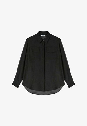 Czarna koszula z długim rękawem z klasycznym kołnierzykiem, dwoma przednimi kieszeniami i lekko zaokrąglonym dołem. Wykonana z lekkiej, teksturowanej tkaniny.