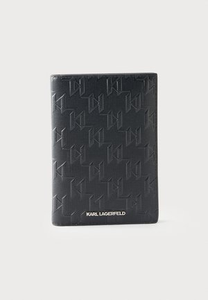 Portafoglio nero Karl Lagerfeld con motivo geometrico in rilievo e logo del brand argentato sul davanti su sfondo semplice.