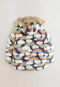 Chaqueta acolchada con fondo azul marino que presenta coloridos arcoíris y nubes blancas, acentuada con una capucha forrada de piel.