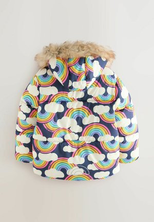 Chaqueta acolchada con fondo azul marino que presenta coloridos arcoíris y nubes blancas, acentuada con una capucha forrada de piel.